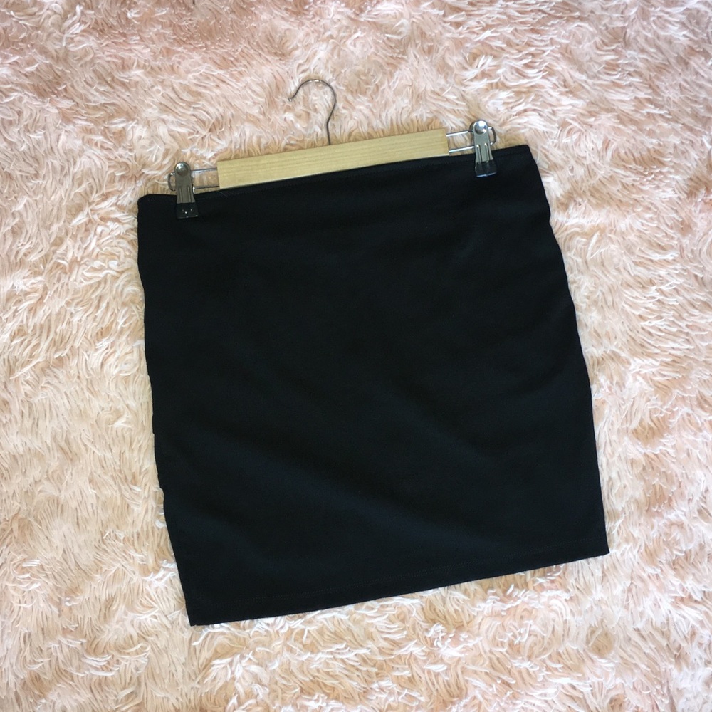 HIGH WAISTED BLACK PLEATED MINI SKIRT · SIZE L - Picture 4 of 5